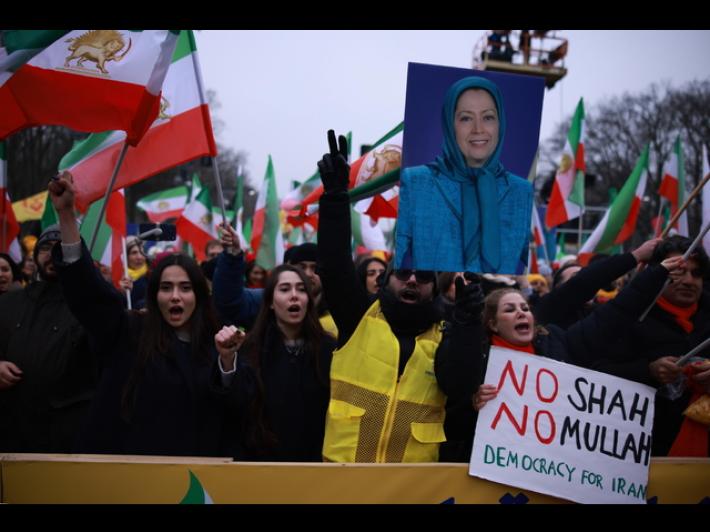 Migliaia con la Resistenza iraniana, davanti alla Porta di Brandeburgo