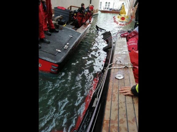 Barca in avaria urta un altro mezzo e 2 gondole sul Canal Grande a Venezia