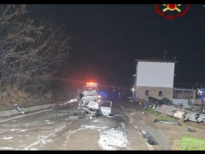 Frontale nel Bolognese, automobilista muore carbonizzato