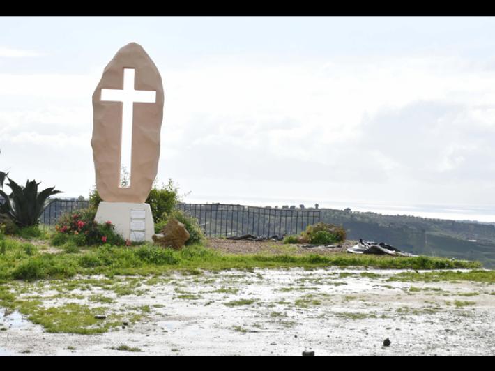 Frana Niscemi, crolla la croce simbolo della resistenza
