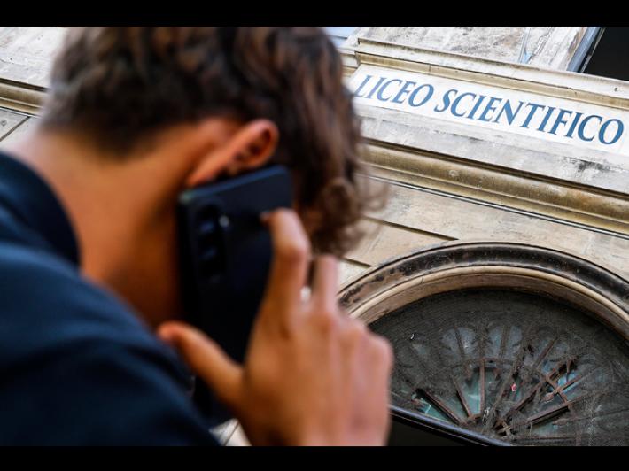 Bandiera e saluto fascista, girano video a scuola e lo pubblicano sui social