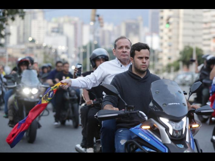 Machado, 'Uomini armati hanno prelevato un leader dell'opposizione appena rilasciato'