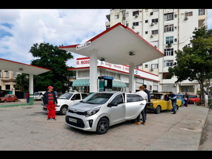 Cuba sospende il rifornimento di carburante alle compagnie aeree per un mese
