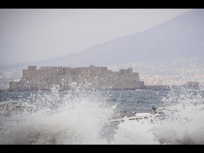 Bufera di vento nel golfo di Napoli, problemi per i collegamenti con le isole