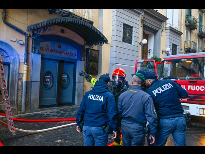 Teatro Sannazaro in fiamme, 22 appartamenti evacuati