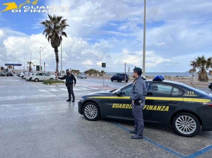 Direttrice poste truffava anziani clienti, sequestrati beni per 800mila euro