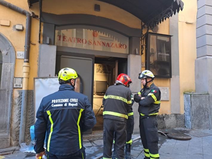 File di curiosi e sfollati davanti al Sannazaro distrutto dalle fiamme