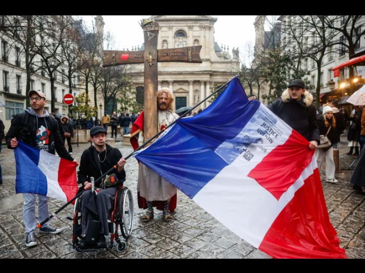 Salgono a 11 i fermi per la morte di Quentin Deranque a Lione