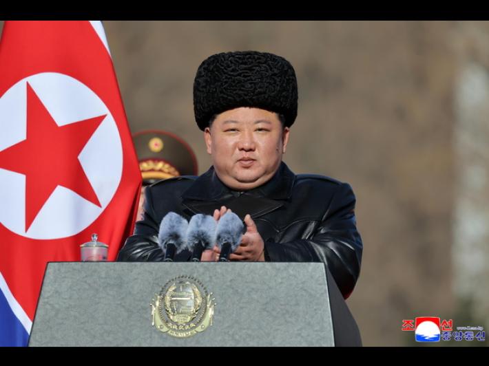 Media, Pyongyang svela un nuovo enorme lanciarazzi con capacit&agrave; nucleare