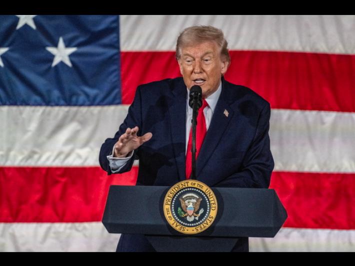 Centri sociali milanesi: 'Scenderemo in piazza se viene Trump'