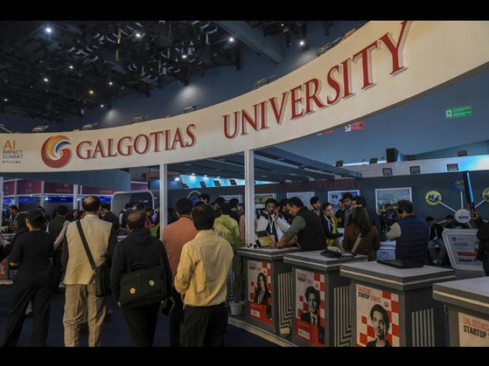 Insegnante indiana presenta robo-dog del suo ateneo, 'ma era progettato in Cina'