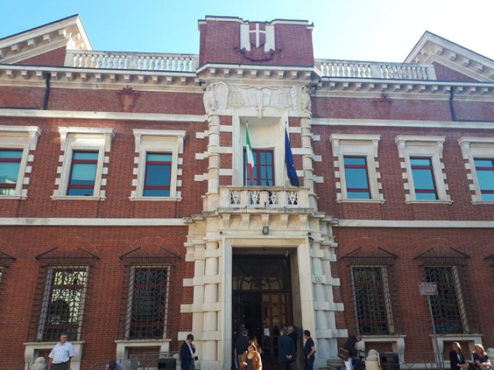 Per la seconda volta sottrae la figlia minore e fugge in Francia, rintracciata