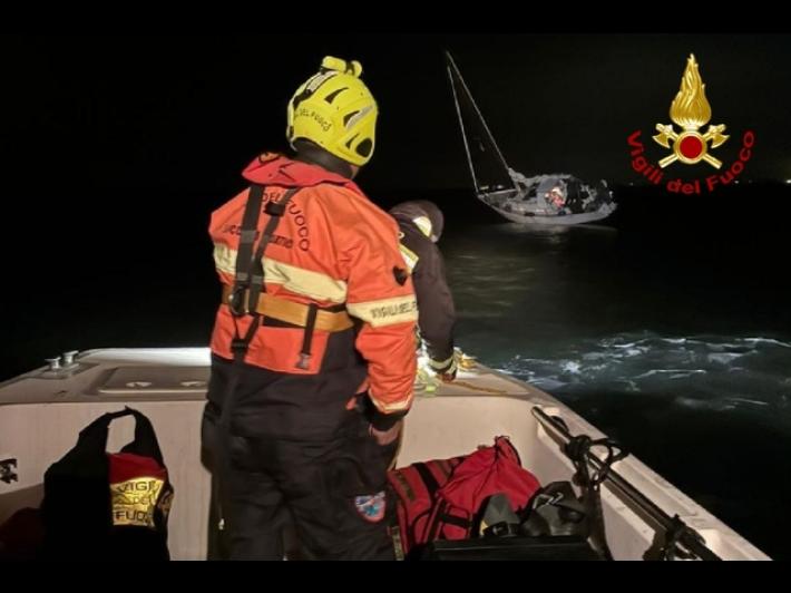 Barca a vela alla deriva nella laguna di Marano, in salvo tre persone
