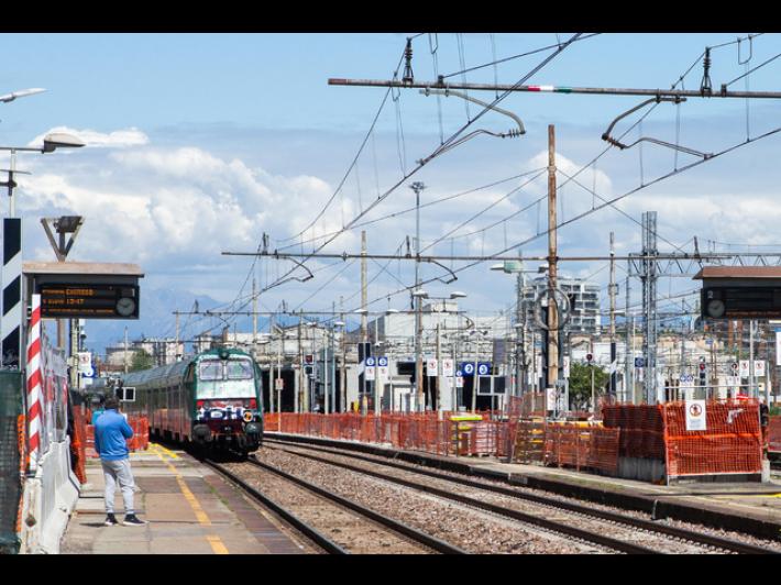 Lancio di sassi contro un treno nel Cremonese, arrestato un 14enne
