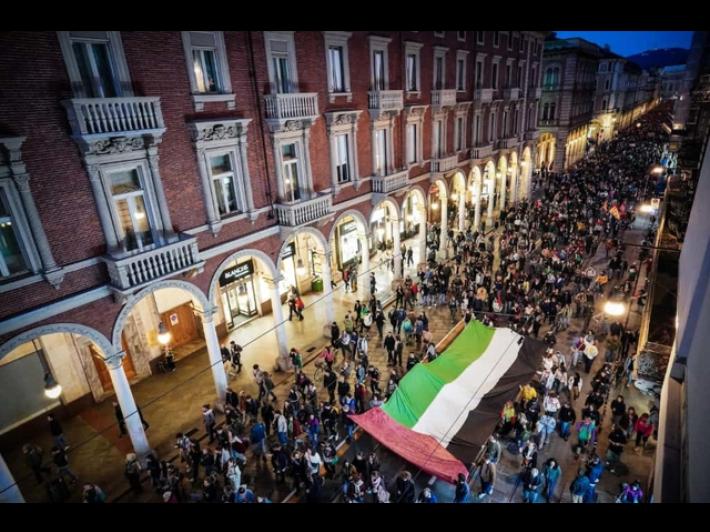 Violenze nei cortei pro-Pal, in corso un'operazione di polizia a Torino