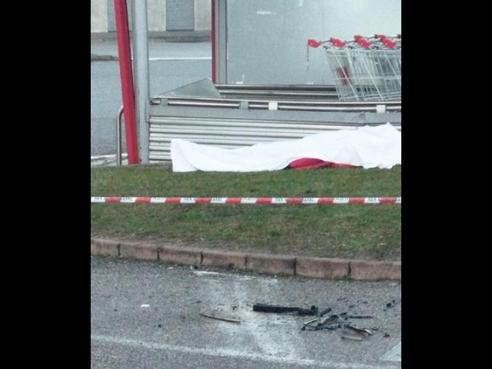 Investito e ucciso davanti a un centro commerciale, un fermo