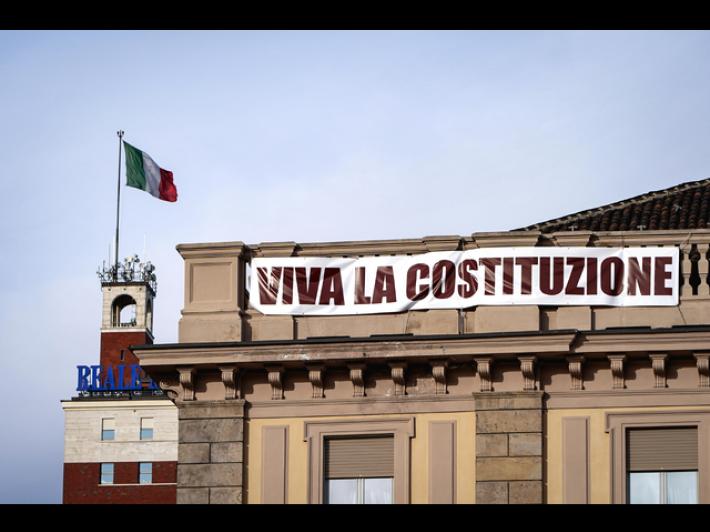 'Viva la Costituzione', a Torino nuovo striscione in piazza San Carlo