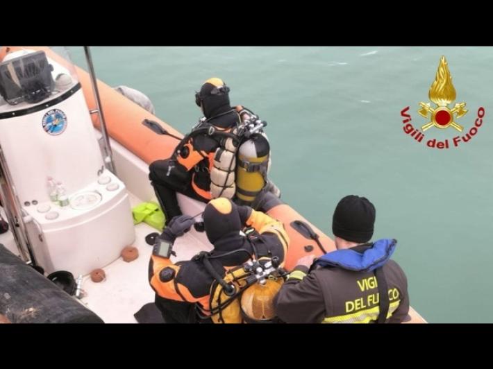 Aggredisce la madre durante una lite e poi scappa, ricerche in mare