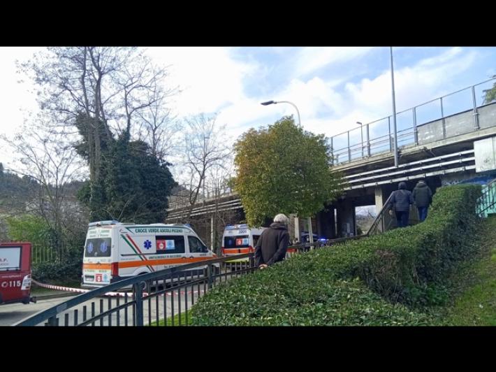 Ad Ascoli due persone trovate morte in una tenda nei pressi del cimitero