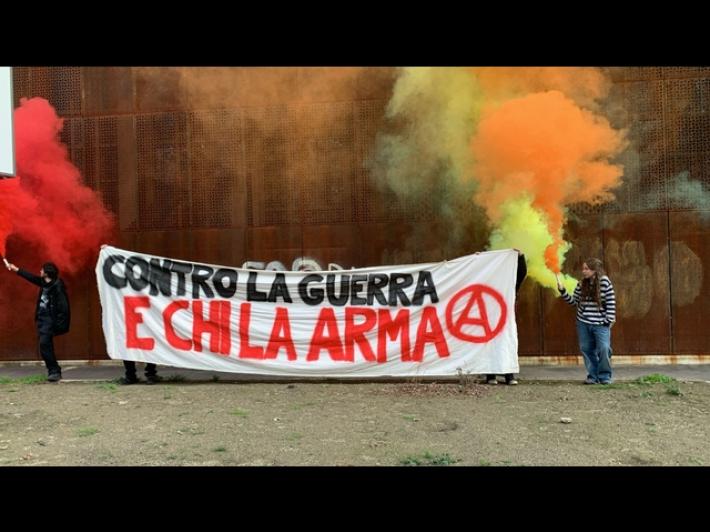 Antimilitaristi davanti al Politecnico di Torino, 'fa ricerca bellica'