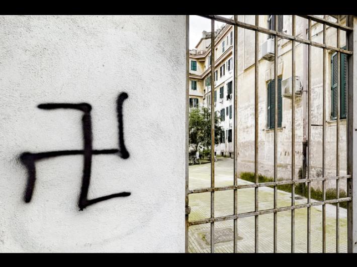 Imbrattato con simboli fascisti cortile dove fu girato 'C'&egrave; ancora domani'