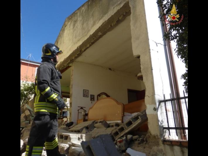 Stufa a legna difettosa causa esplosione in casa, un morto nel Bresciano