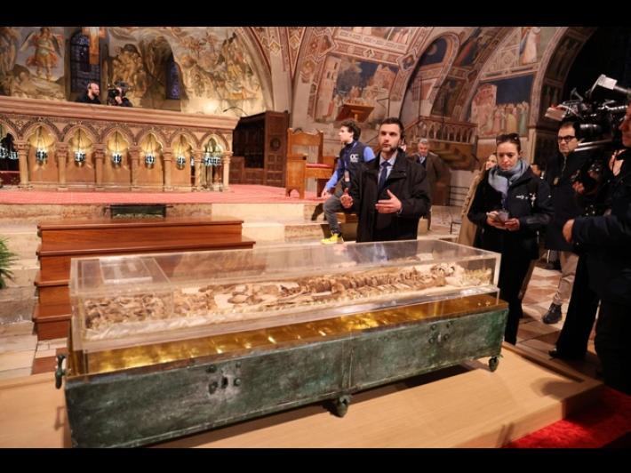 Ostensione delle spoglie di San Francesco, l'emozione davanti alla teca