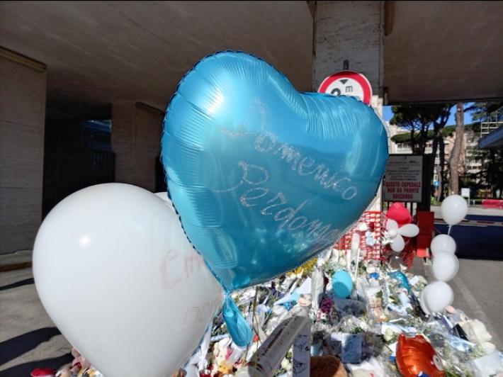 Al Monaldi ancora lacrime e fiori, Napoli si stringe a Domenico