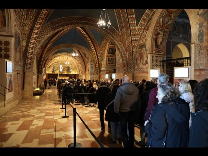 Dall'alba in coda per pregare davanti alle spoglie di S. Francesco