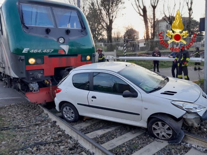 Scontro treno-auto nel Milanese, nessun ferito ma linea interrotta
