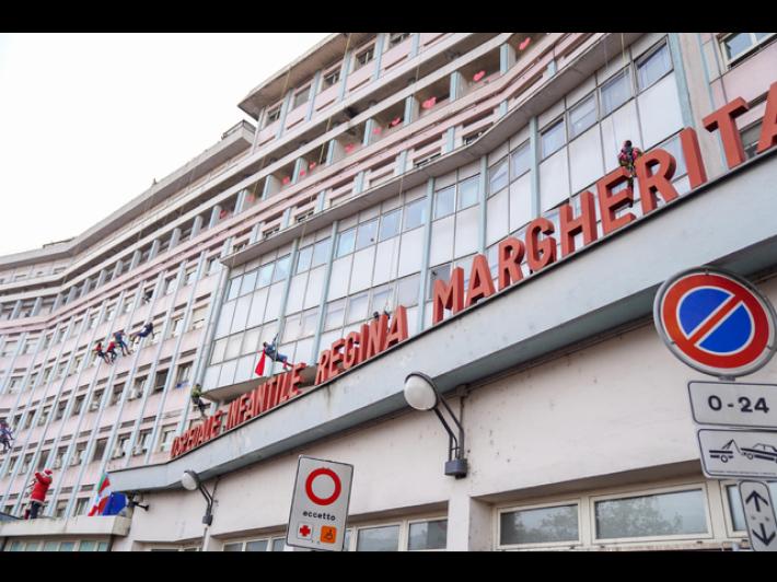 Bambino di cinque mesi ferito in casa nel Torinese, resta gravissimo