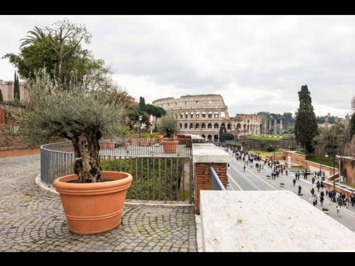 Riapre Belvedere Cederna, le terrazze sui Fori Imperiali con vista Colosseo