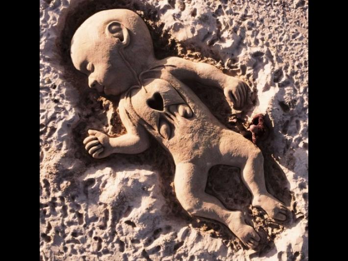 Una scultura di sabbia per ricordare il piccolo Domenico