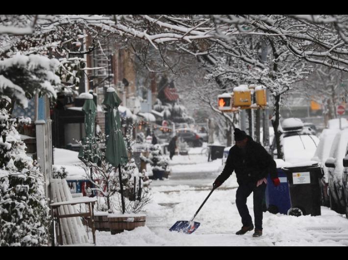 Tempesta di neve nel nord-est Usa, 5.000 voli cancellati e forti disagi