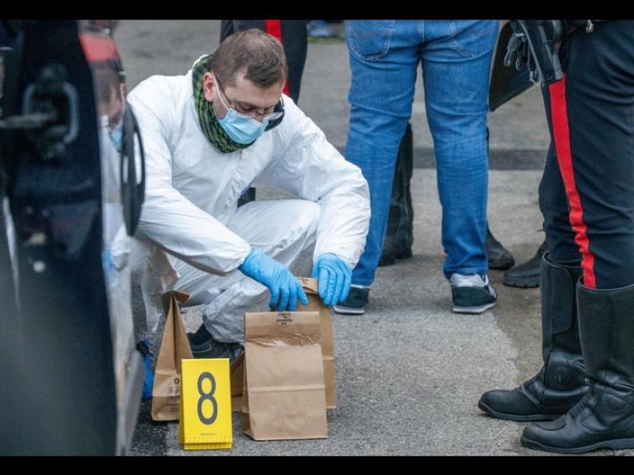 Donna precipita dal quarto piano e muore a Milano, indagini in corso