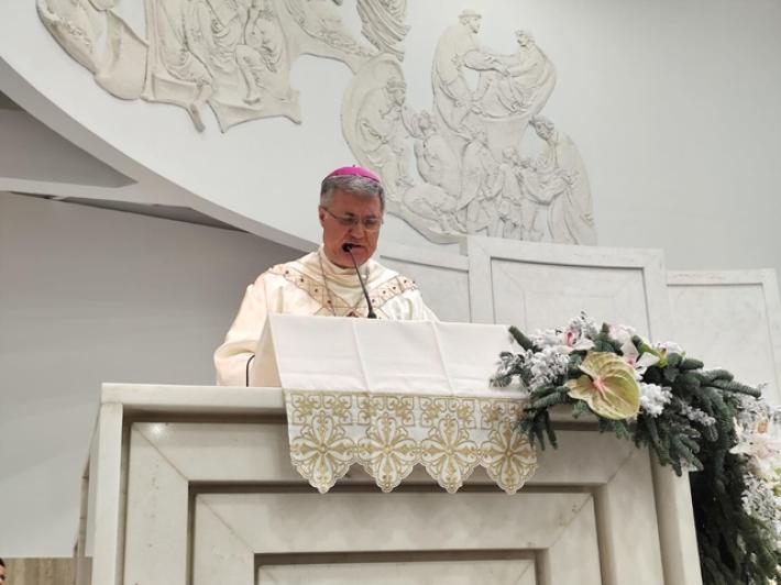 Arcivescovo di Palermo difende i migranti, insultato sui social