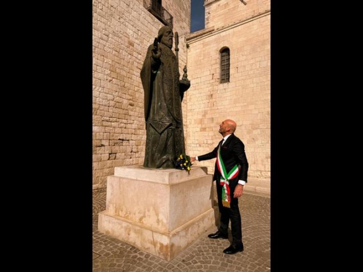 Bandiera a mezz'asta e fiori a San Nicola, Bari ricorda l'invasione in Ucraina