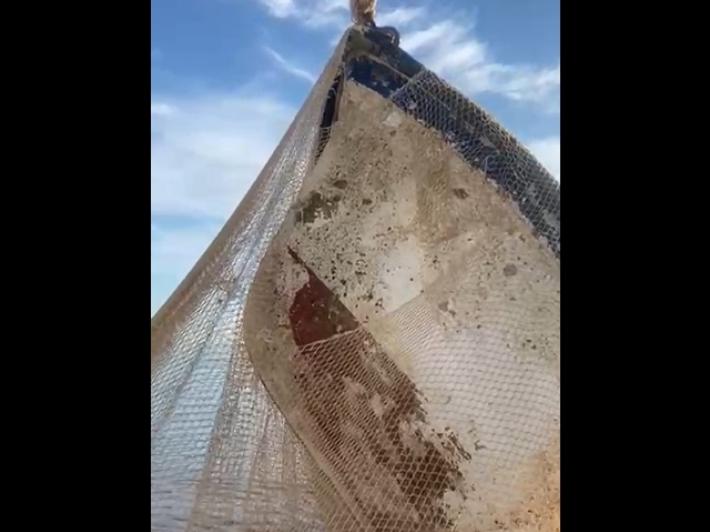 A Lampedusa i pescatori trovano barche di migranti nelle reti