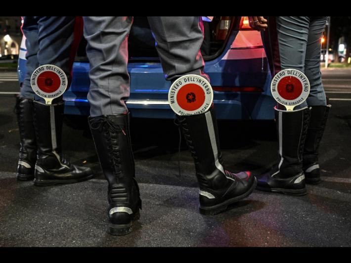 Scontro tra auto e furgone, scoppia un incendio e muore un uomo