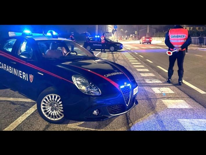 Sfondano con una ruspa una ditta orafa e portano via gioielli