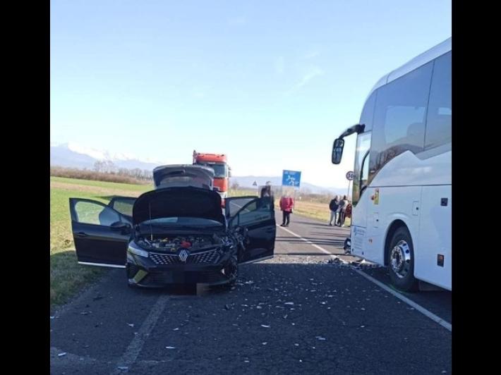 Scontro tra bus di fedeli e auto in Friuli, un ferito
