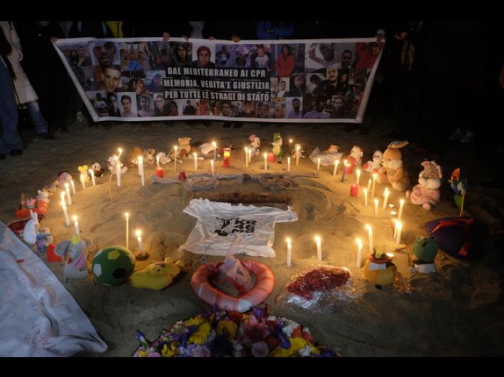 Naufragio Cutro, veglia sulla spiaggia per il terzo anniversario