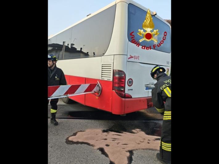 Bus si incastra in un passaggio a livello nel Vicentino, nessun ferito
