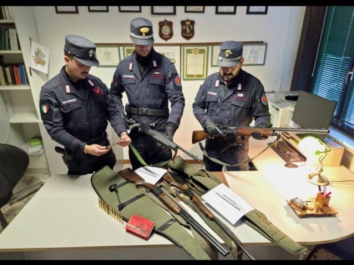 Colpi di carabina sparati in centro abitato contro cinghiali, due denunciati