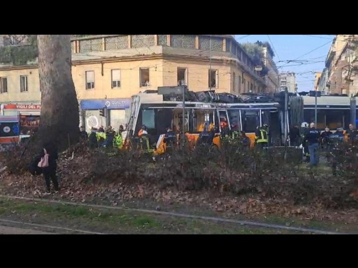 Deraglia tram a Milano, c'&egrave; una vittima