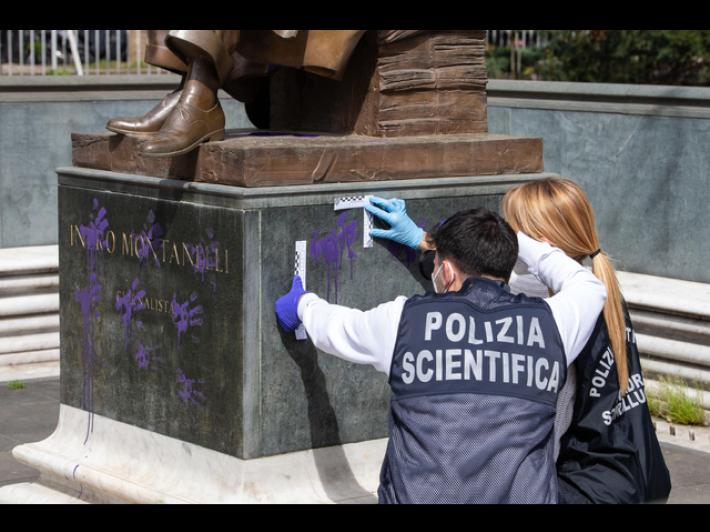Uomo trovato morto vicino alla statua di Montanelli in centro a Milano