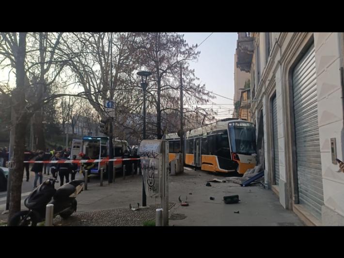 Tram deragliato a Milano, un morto e 39 feriti