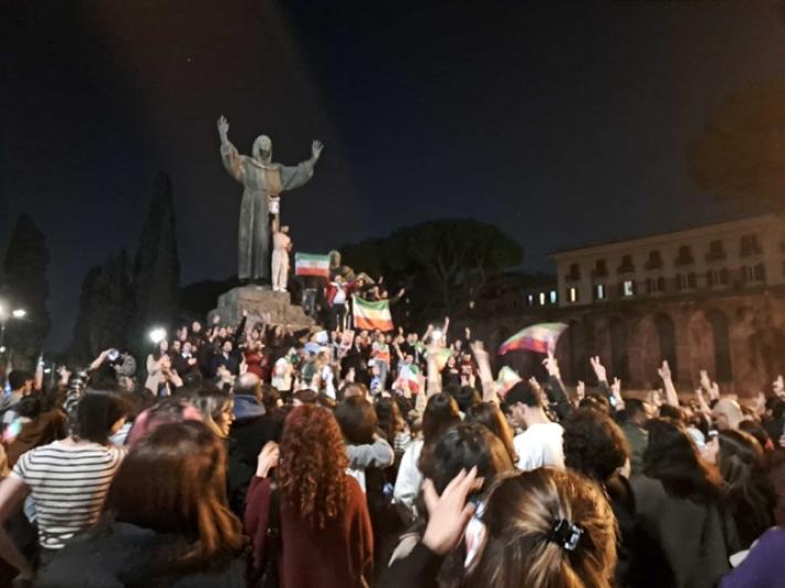 Centinaia di giovani iraniani celebrano 'la fine di Khamenei' a Roma
