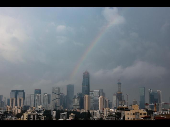 Esplosioni nel centro di Tel Aviv, sirene suonano incessantemente