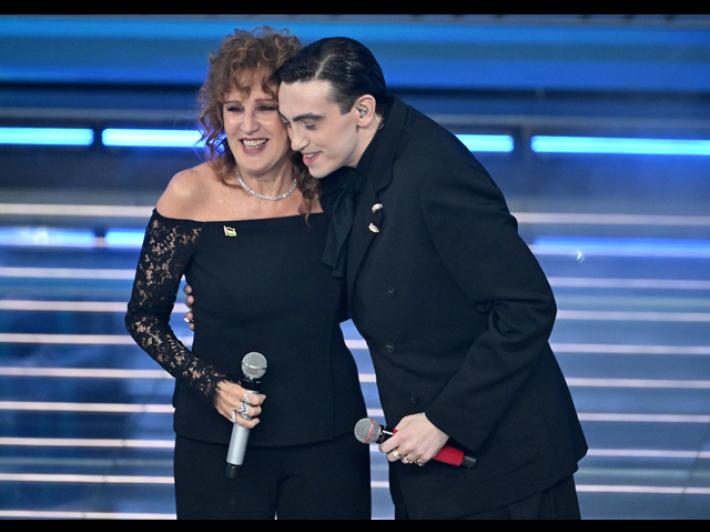 Fiorella Mannoia a Sanremo con la spilla della Palestina